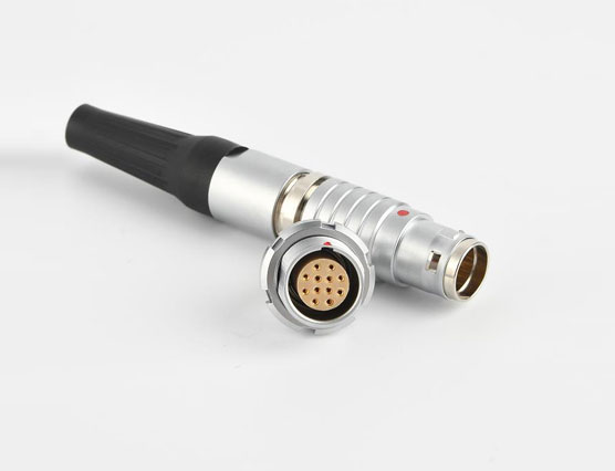 開板尺寸對航空連接器的性能有何影響？